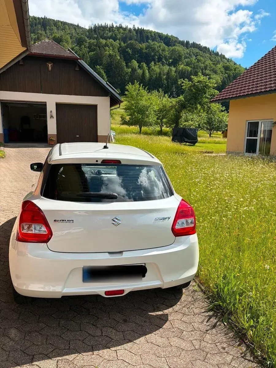 Gebraucht Suzuki Swift Club 90 PS (66 kW) 2019 Weiß Kleinwagen