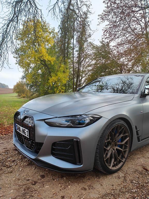 Grau Gebraucht 2022 BMW i4 M Performance Limousine | 53.900 € - Bild 1/4