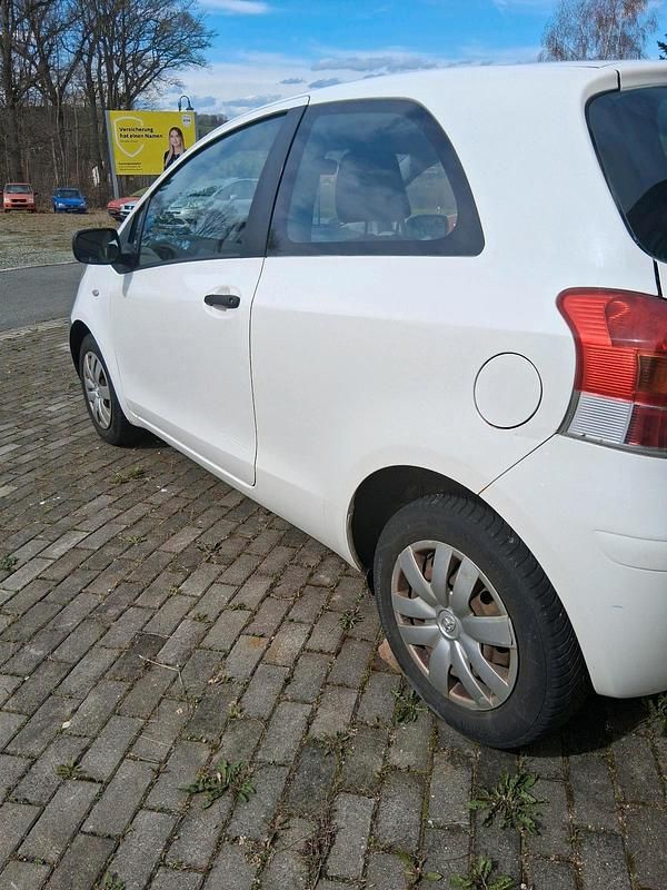 Gebraucht Toyota Yaris 70 PS (51 kW) 2010 Weiß Kleinwagen