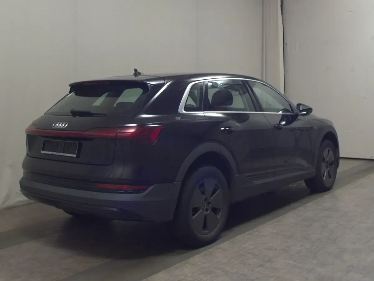 Gebraucht Audi e-tron Ambiente 300 kW (408 PS) 2022 Brillantschwarz SUV