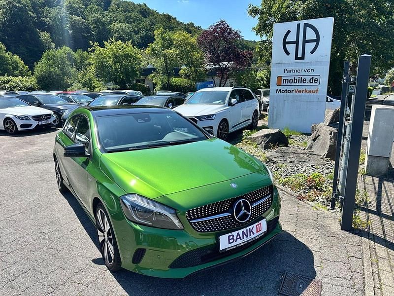 Grün Gebraucht 2016 Mercedes A200 Night Limousine | 14.495 € (Fairer Preis) - Bild 1/3
