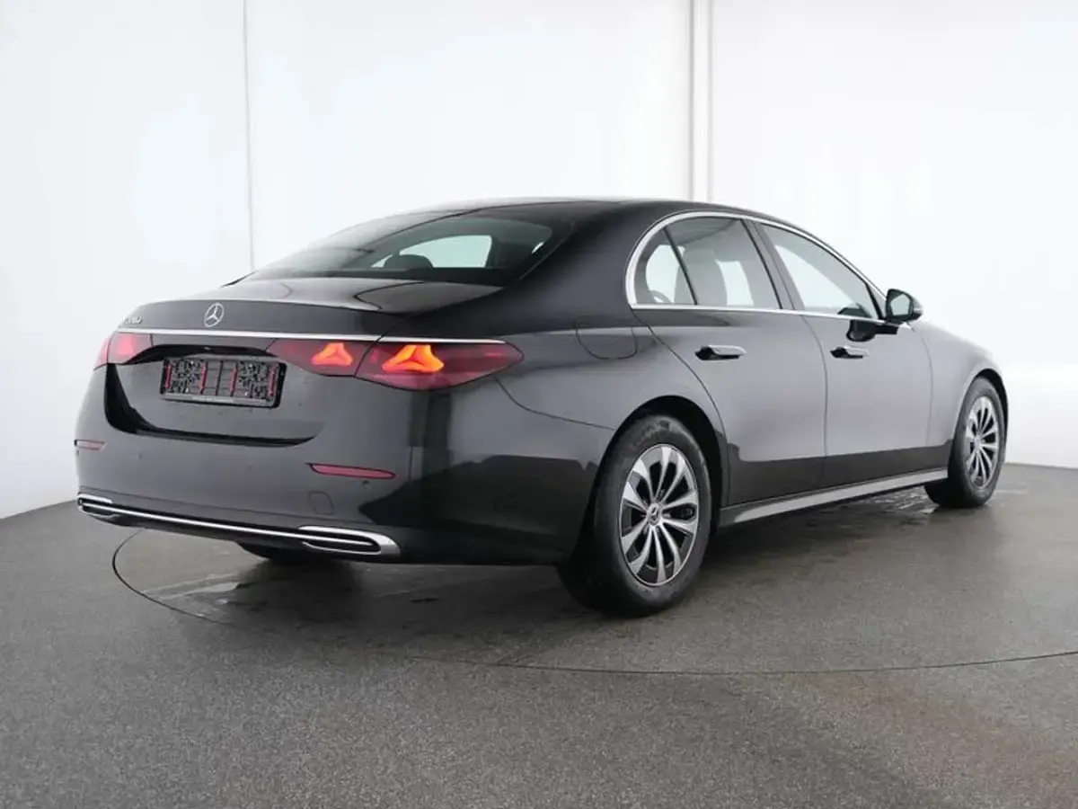 Second-hand Mercedes E220 Advanced 197 CP (144 kW) 2025 Negru Berlinǎ