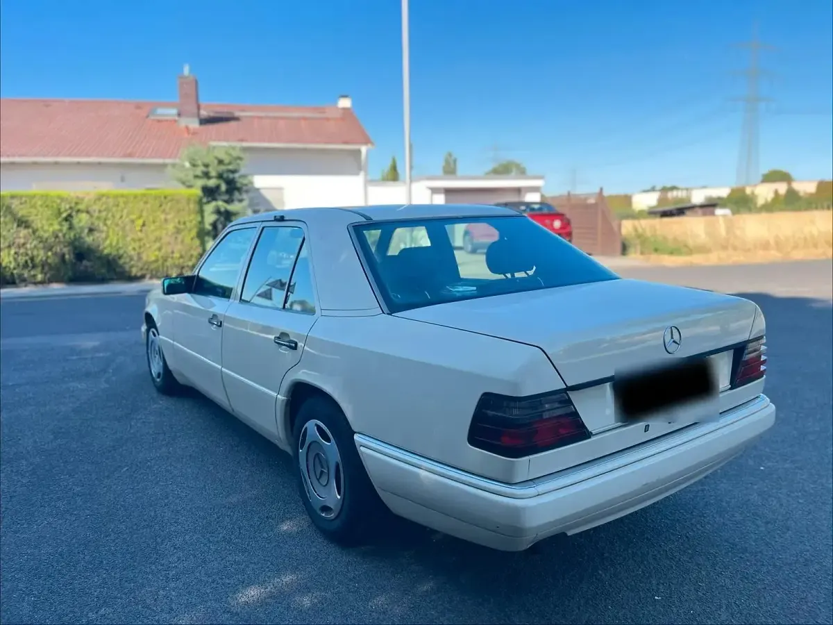 Gebraucht Mercedes E250 113 PS (83 kW) 1994 Beige Limousine