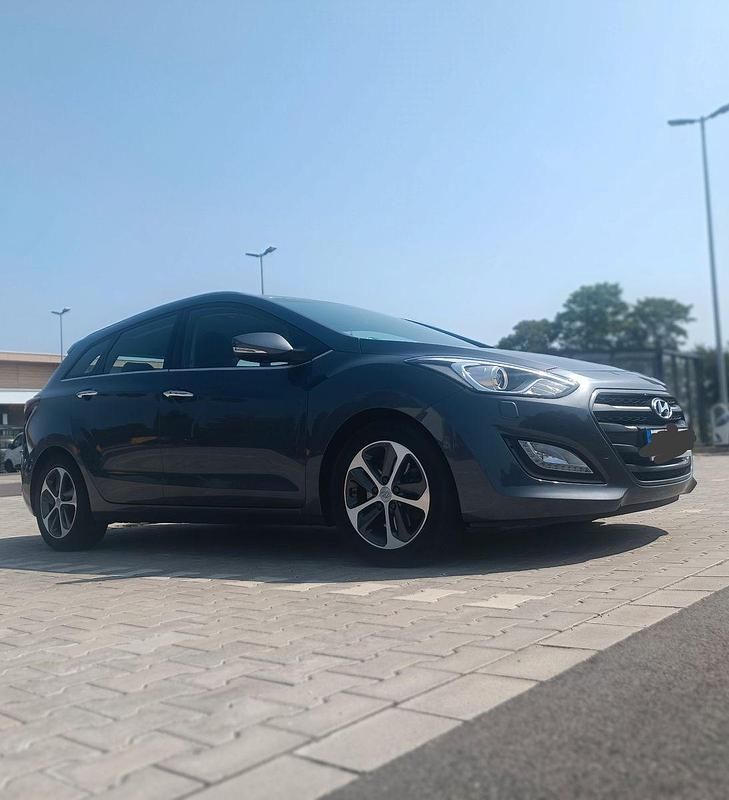 Grau Gebraucht 2016 Hyundai i30 Style Kombi | 11.900 € (Etwas zu teuer) - Bild 1/4