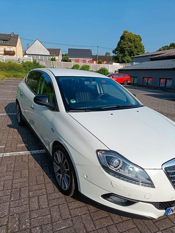 Weiß Gebraucht 2011 Lancia Delta Gold Limousine | 5.799 € (Teuer) - Bild 1/4