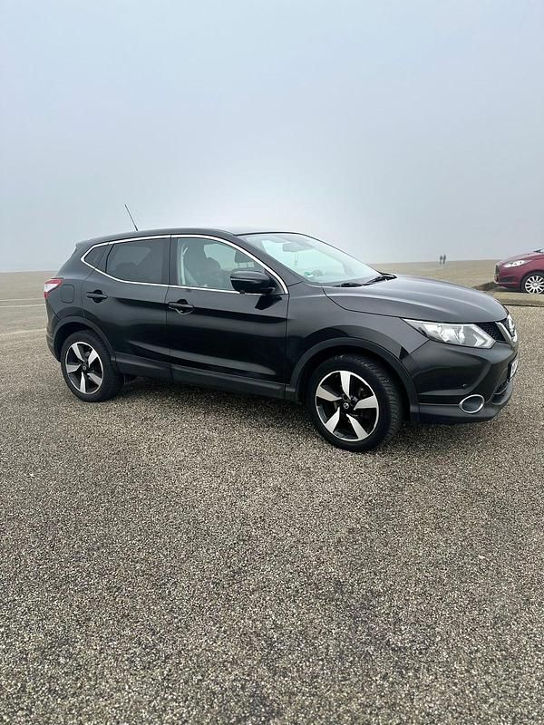 Gebraucht Nissan Qashqai 131 PS (96 kW) 2015 Schwarz SUV
