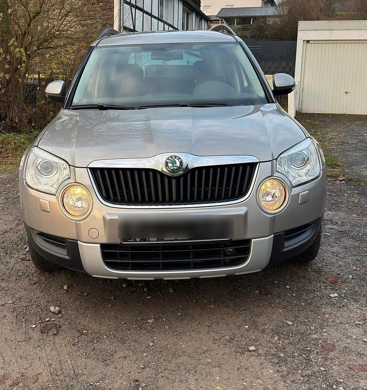 Grau Gebraucht 2012 Skoda Yeti SUV | 7.300 € (Etwas zu teuer) - Bild 1/4