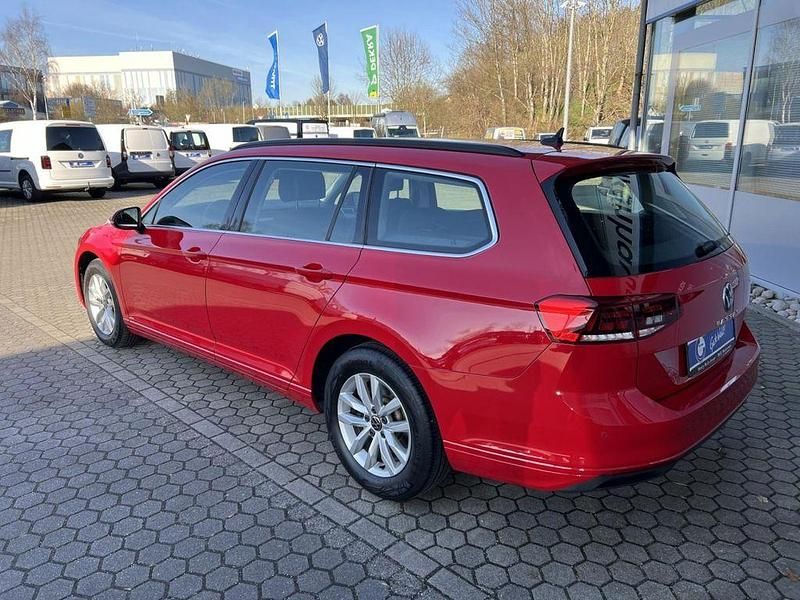 Gebraucht VW Passat 122 PS (89 kW) 2021 Tornadorot Kombi