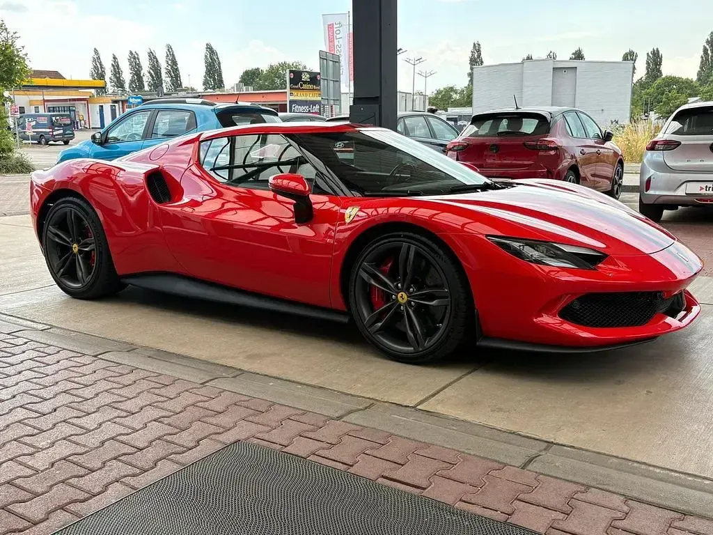 Gebraucht Ferrari 296 829 PS (609 kW) 2025 Rot