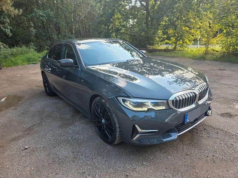 Schwarz Gebraucht 2020 BMW 330e Luxury Line Limousine | 31.000 € (Etwas zu teuer) - Bild 1/4