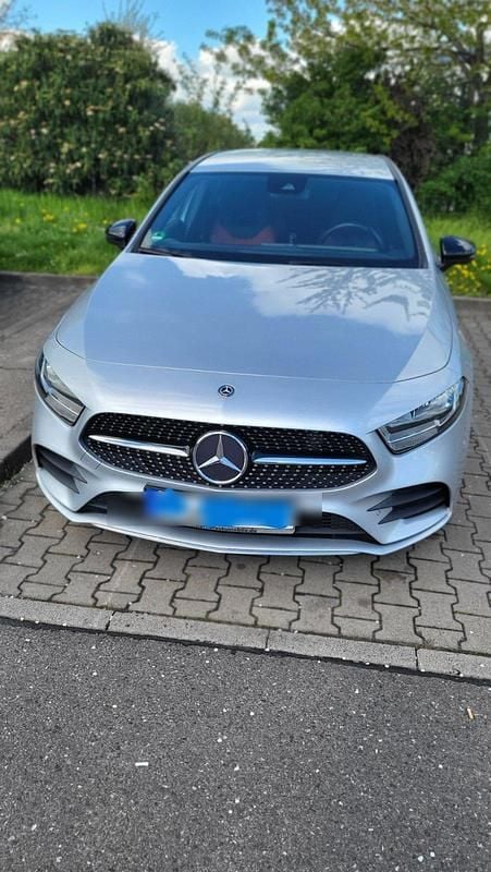 Silber Gebraucht 2018 Mercedes A200 AMG line Limousine | 18.490 € (Fairer Preis) - Bild 1/4