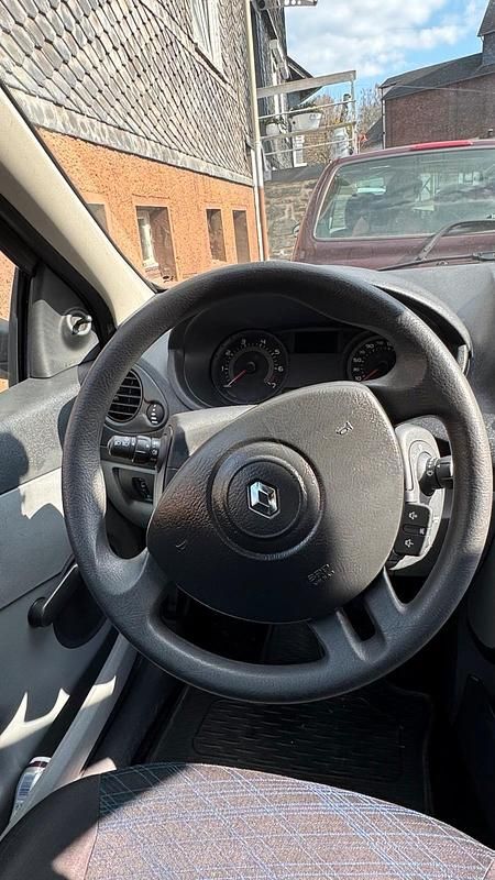 Gebraucht Renault Clio II 75 PS (55 kW) 2006 Rot Kleinwagen