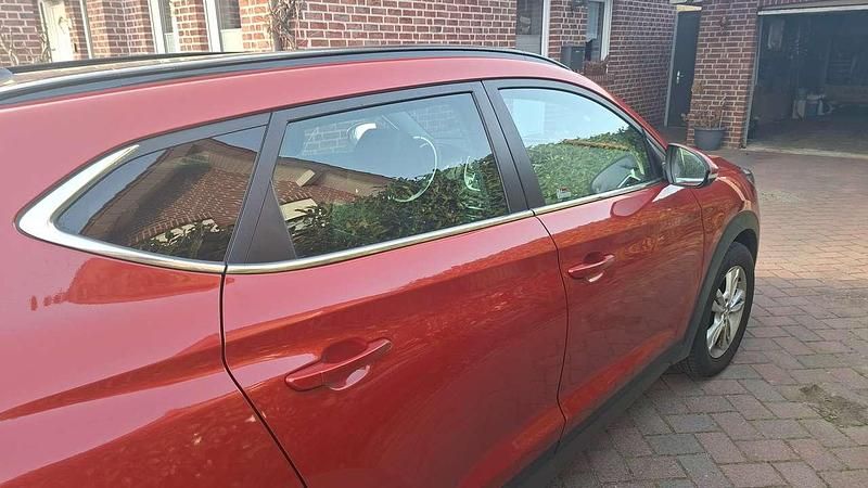 Gebraucht Hyundai Tucson 141 PS (103 kW) 2017 Rot SUV