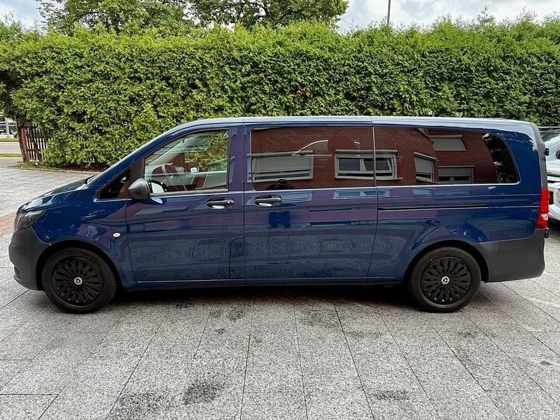 Blau Gebraucht 2022 Mercedes Vito Van / Kleinbus | 22.980 € (Fairer Preis) - Bild 1/4