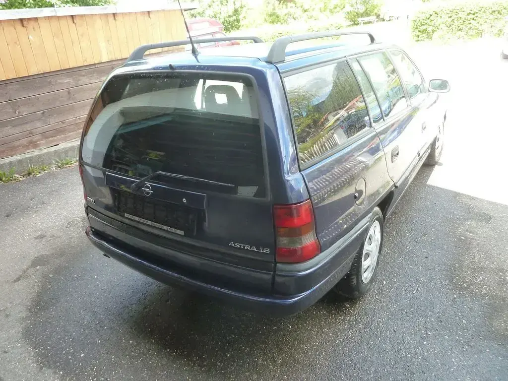 Gebraucht Opel Astra 75 PS (55 kW) 1997 Blau Limousine