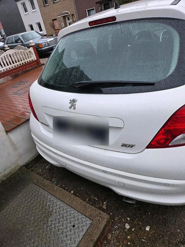Gebraucht Peugeot 207 95 PS (69 kW) 2010 Weiß Kleinwagen