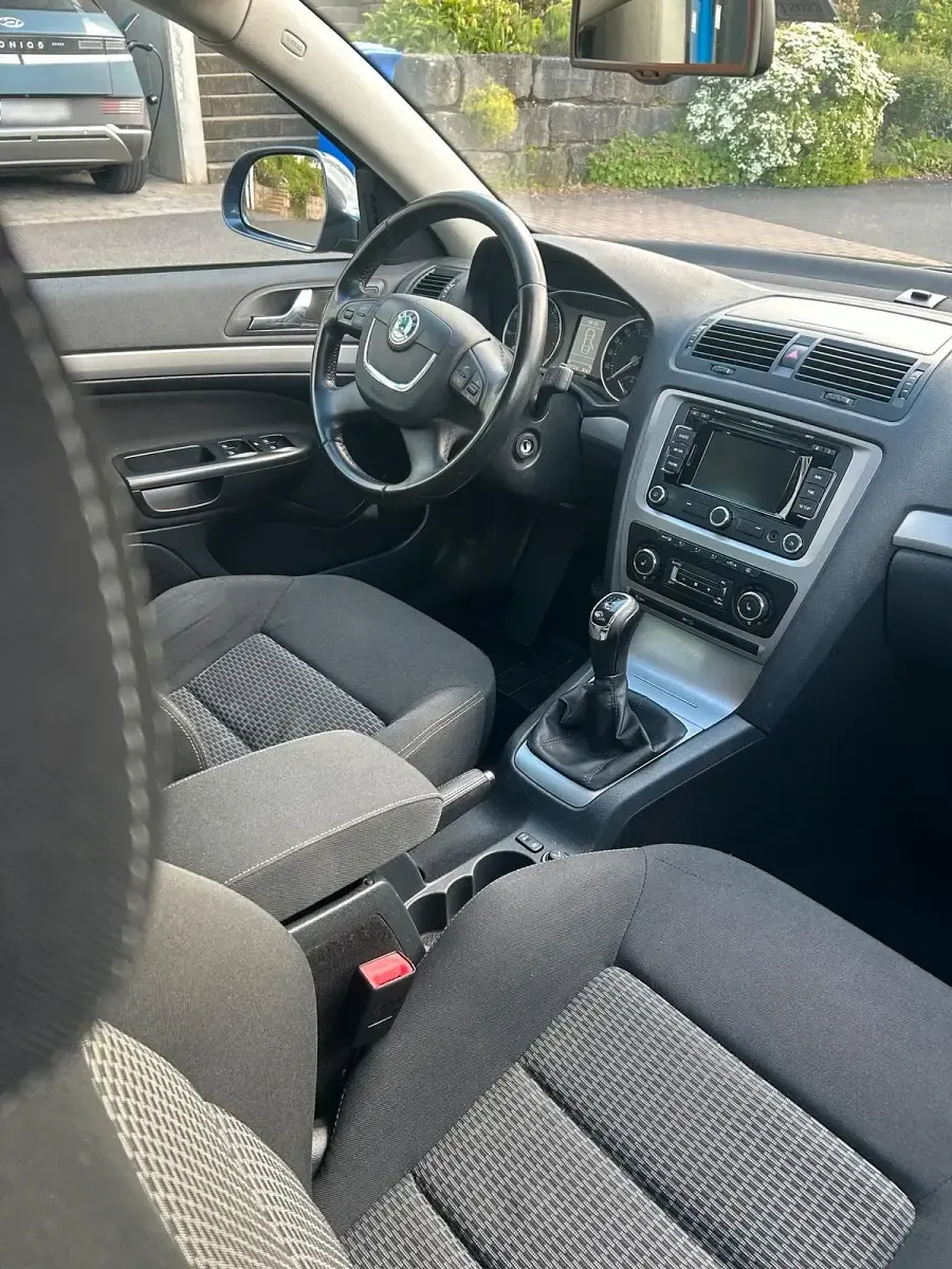 Gebraucht Skoda Octavia Elegance 160 PS (117 kW) 2012 Grau Kombi