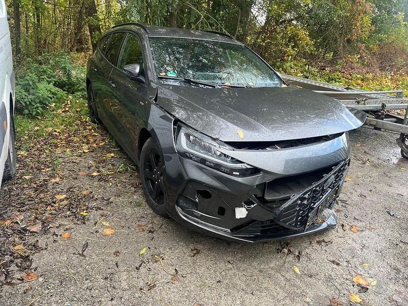 Grau Gebraucht 2024 Ford Focus ST-Line X Limousine | 7.900 € - Bild 1/4