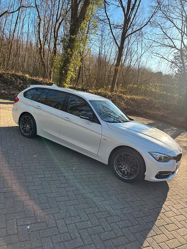 Weiß Gebraucht 2016 BMW 320 Sport Line Kombi | 16.760 € (Fairer Preis) - Bild 1/4