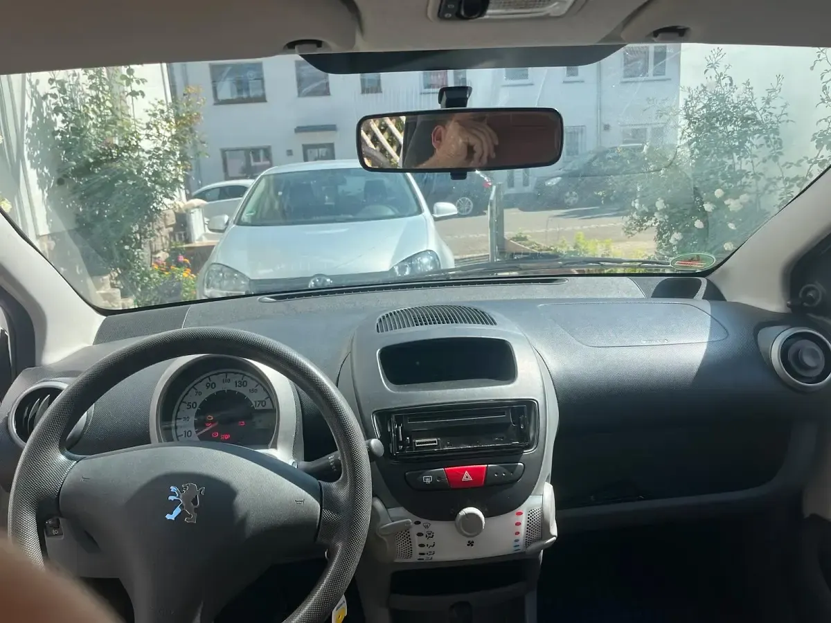 Gebraucht Peugeot 107 68 PS (50 kW) 2010 Weiß Kleinwagen