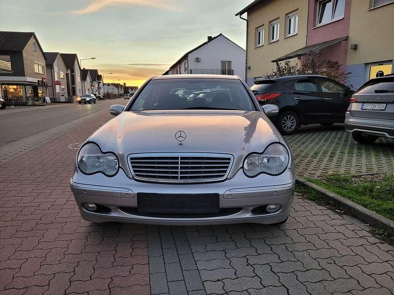 Brillantsilber Gebraucht 2000 Mercedes C240 Elegance Limousine | 7.800 € - Bild 1/4