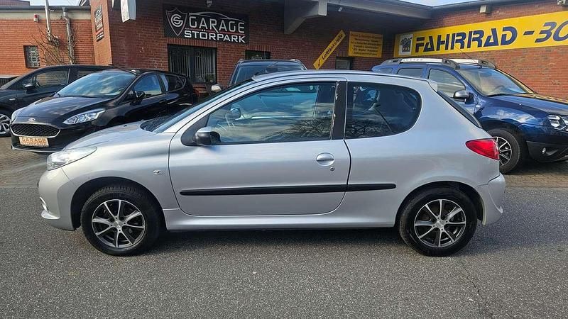 Gebraucht Peugeot 206 60 PS (44 kW) 2009 Aluminiumgrau/metallic Kleinwagen
