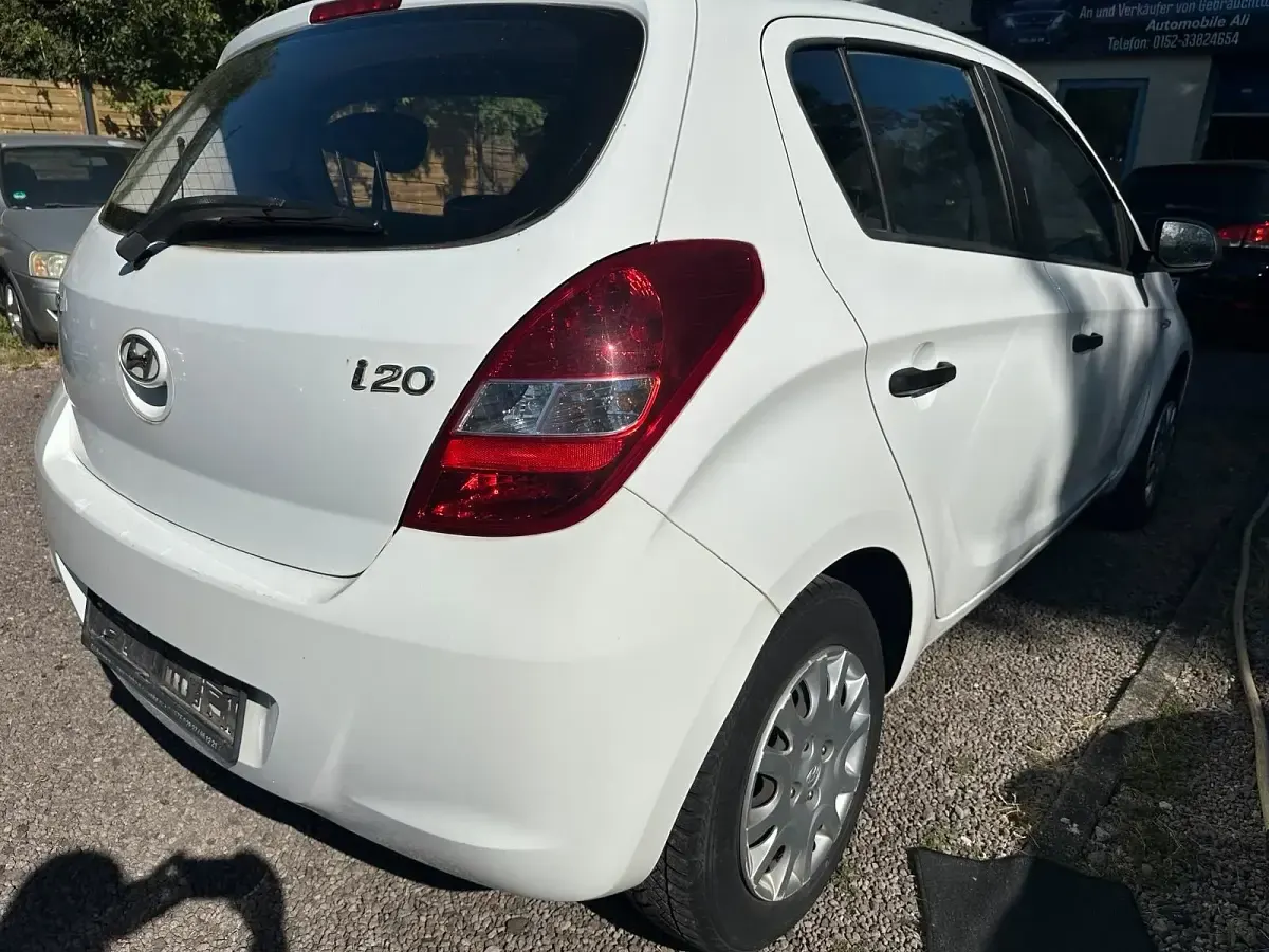 Gebraucht Hyundai i20 77 PS (56 kW) 2011 Weiß Kleinwagen