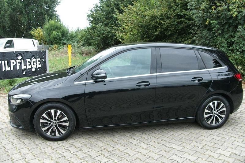Schwarz Gebraucht 2022 Mercedes B180 Van / Kleinbus | 20.950 € (Superpreis) - Bild 1/4