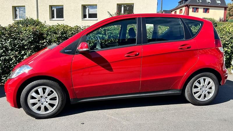 Gebraucht Mercedes A180 Elegance 116 PS (85 kW) 2010 Rot Kleinwagen