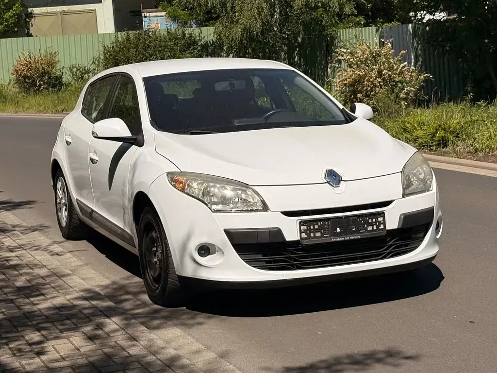 Gebraucht Renault Mégane Expression 90 PS (66 kW) 2010 Weiß Limousine