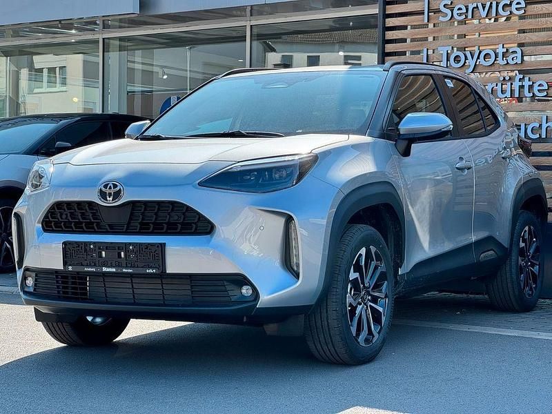 Neu Toyota Yaris Cross 131 PS (96 kW) 2025 Silber SUV