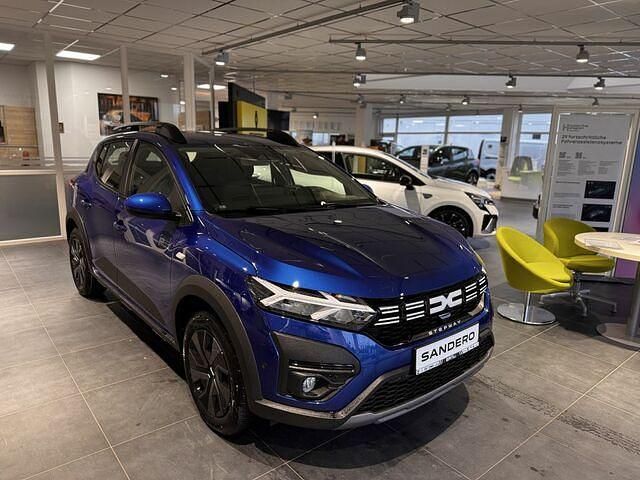 Andere farbe Gebraucht 2022 Dacia Sandero Expression Kleinwagen | 19.539 € (Teuer) - Bild 1/2