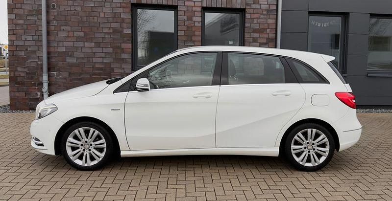 Gebraucht Mercedes B180 122 PS (89 kW) 2012 Weiß Van / Kleinbus