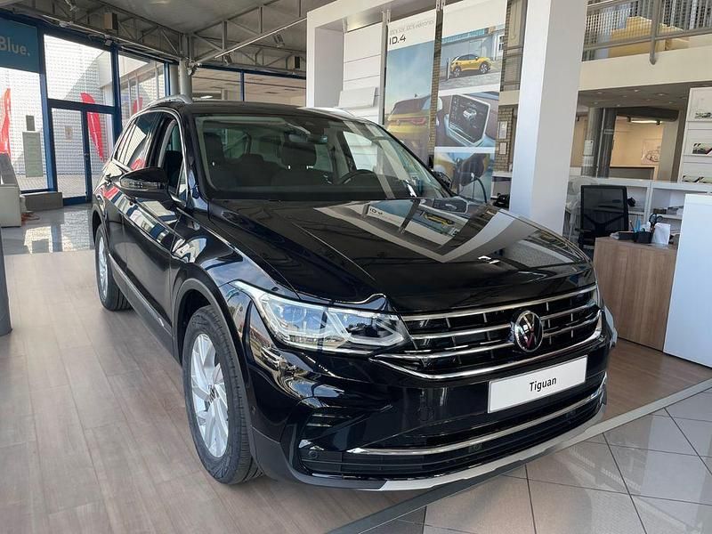 Schwarz Gebraucht 2023 VW Tiguan Elegance SUV | 39.984 € - Bild 1/4
