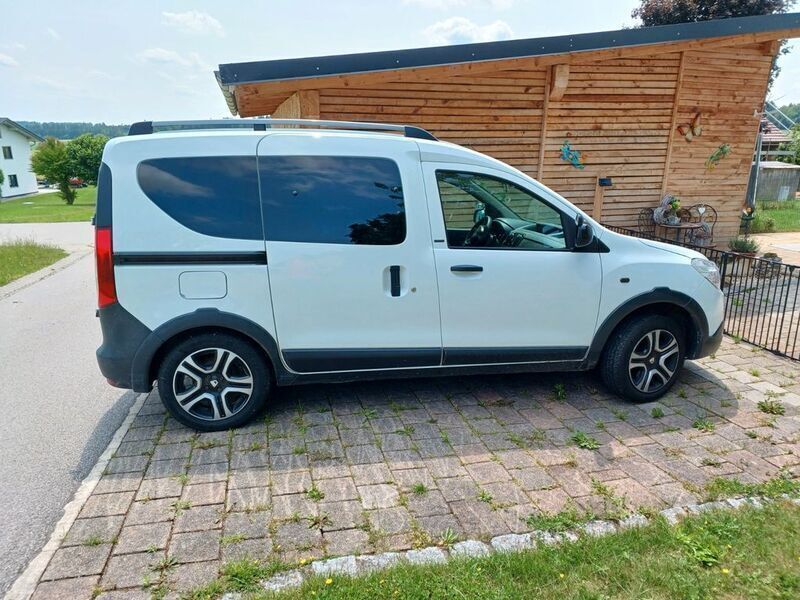 Weiß Gebraucht 2018 Dacia Dokker Celebration Van | 11.800 € (Fairer Preis) - Bild 1/4