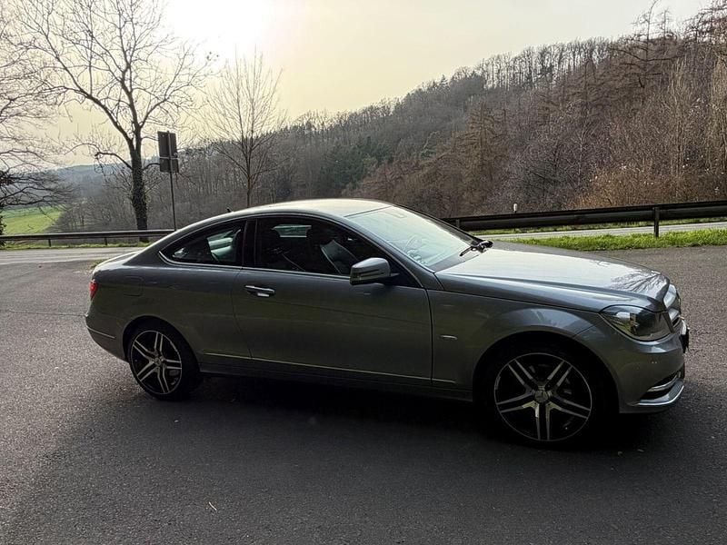 Gebraucht Mercedes 220 170 PS (125 kW) 2011 Schwarz Coupé