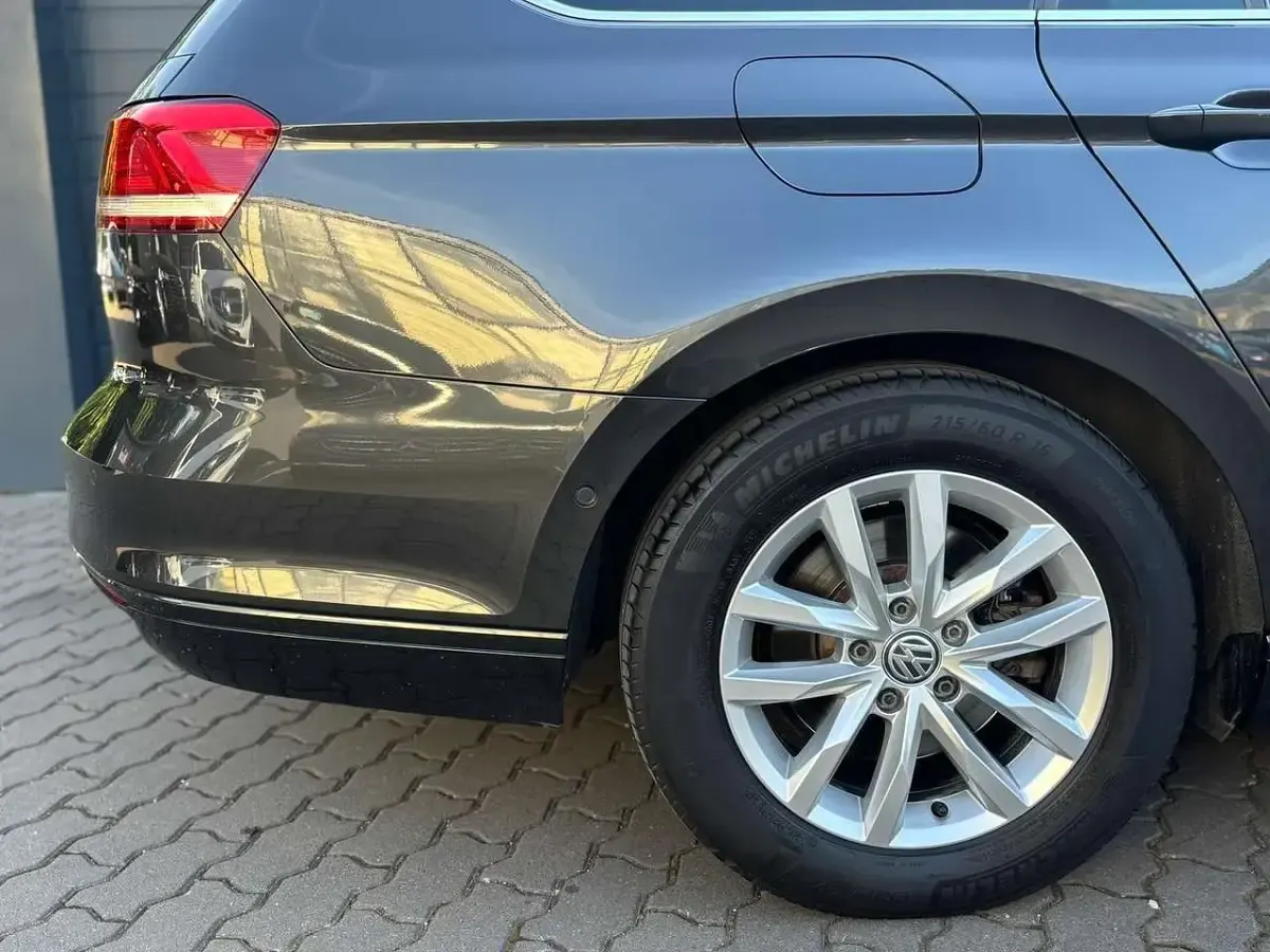 Gebraucht VW Passat 150 PS (110 kW) 2019 Mangangrau metallic Kombi