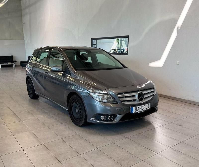Grau Gebraucht 2014 Mercedes B180 Van / Kleinbus | 3.990 € (Superpreis) - Bild 1/4