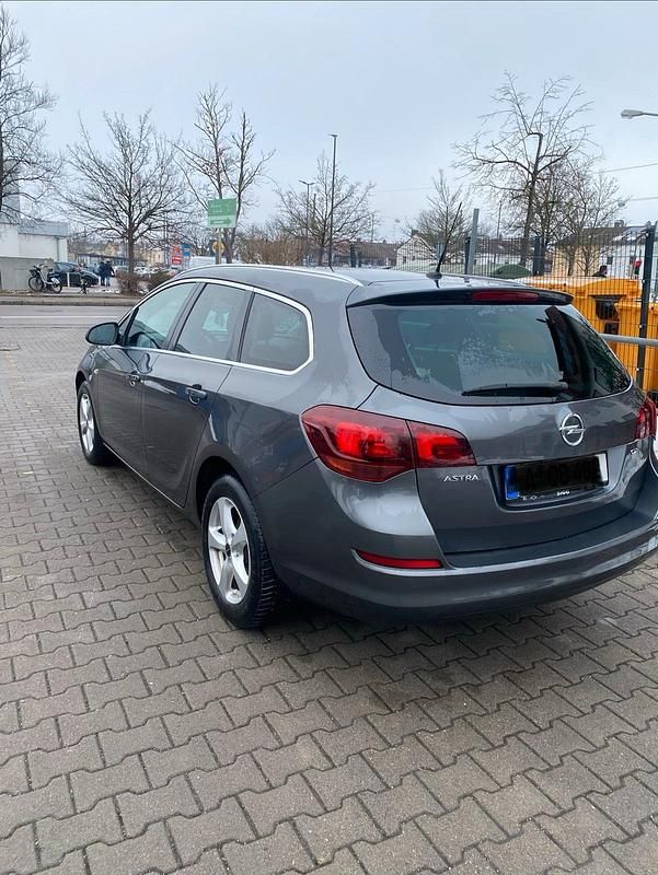 Gebraucht Opel Astra 110 PS (80 kW) 2011 Grau Kleinwagen