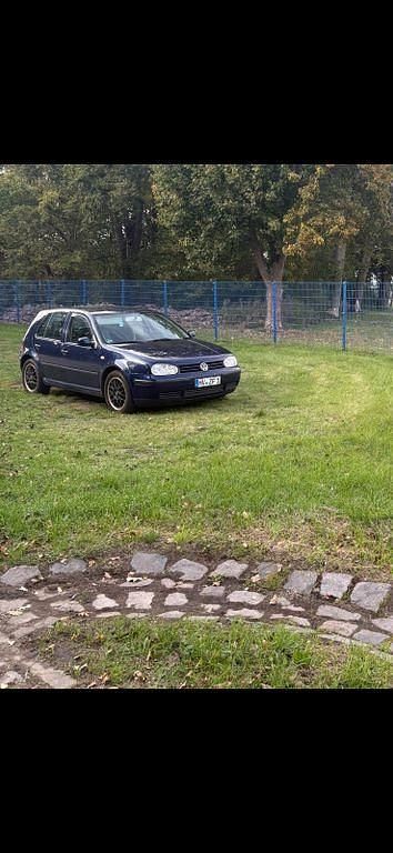Blau Gebraucht 2001 VW Golf Basis Limousine | 900 € (Guter Preis) - Bild 1/4