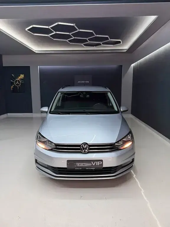 Gebraucht VW Touran 150 PS (110 kW) 2023 Silber Van / Kleinbus