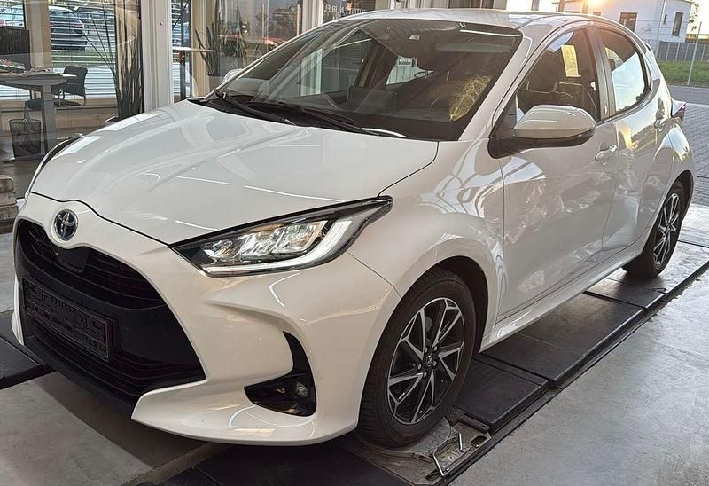 Weiß Gebraucht 2022 Toyota Yaris Hybrid Team Limousine | 16.980 € (Guter Preis) - Bild 1/4