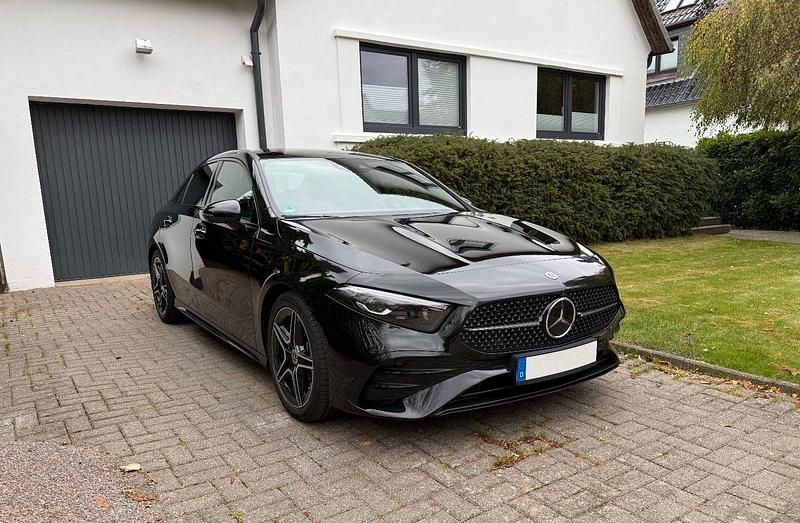 Schwarz Gebraucht 2023 Mercedes A220 AMG Limousine | 36.999 € (Fairer Preis) - Bild 1/4