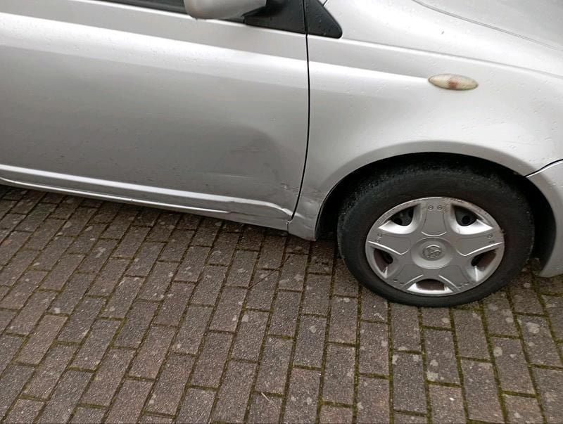 Gebraucht Toyota Yaris 64 PS (47 kW) 2005 Silber Kleinwagen