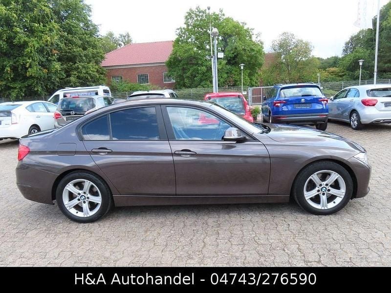 Gebraucht BMW 330 Comfort Edition 258 PS (189 kW) 2013 Braun Limousine