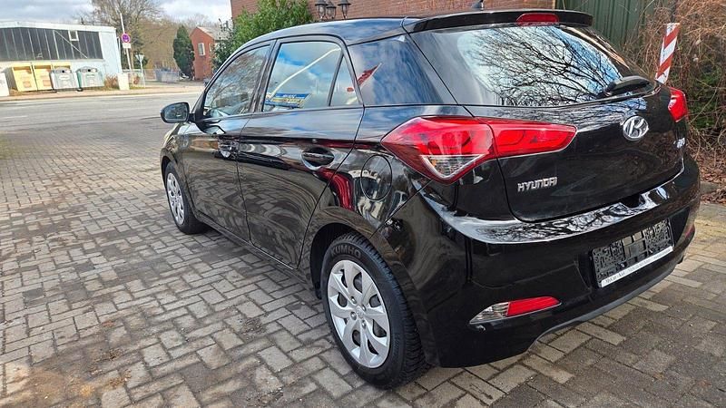 Gebraucht Hyundai i20 75 PS (55 kW) 2016 Schwarz Kleinwagen