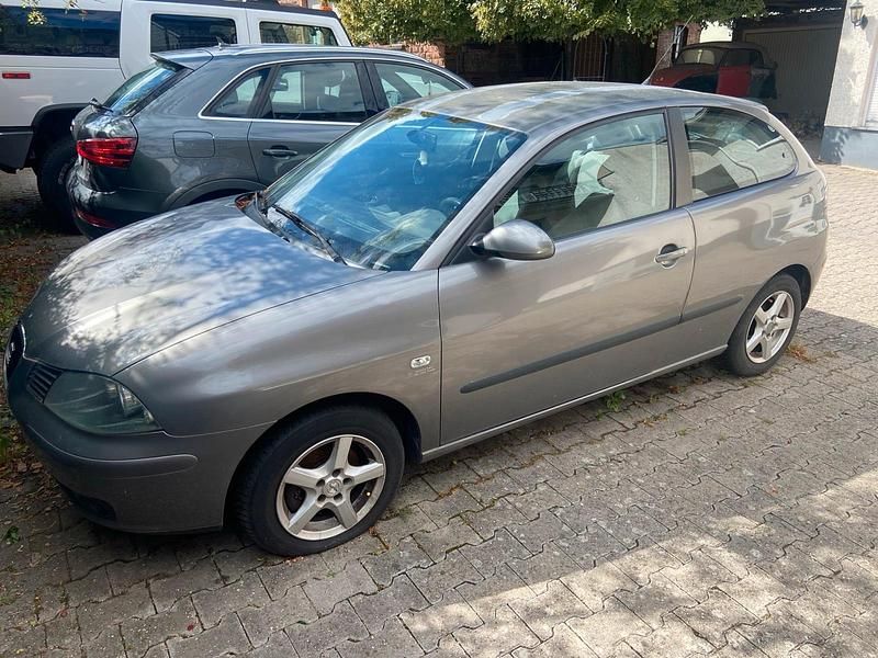 Grau Gebraucht 2003 Seat Ibiza Kleinwagen | 500 € (Guter Preis) - Bild 1/4
