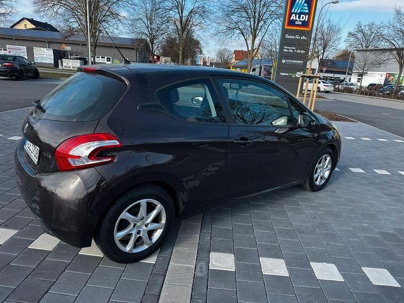 Gebraucht Peugeot 208 Access 68 PS (50 kW) 2013 Braun Kleinwagen