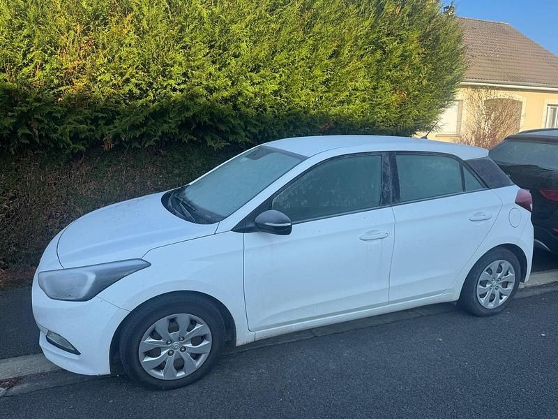 Weiß Gebraucht 2018 Hyundai i20 Kleinwagen | 9.999 € (Fairer Preis) - Bild 1/4