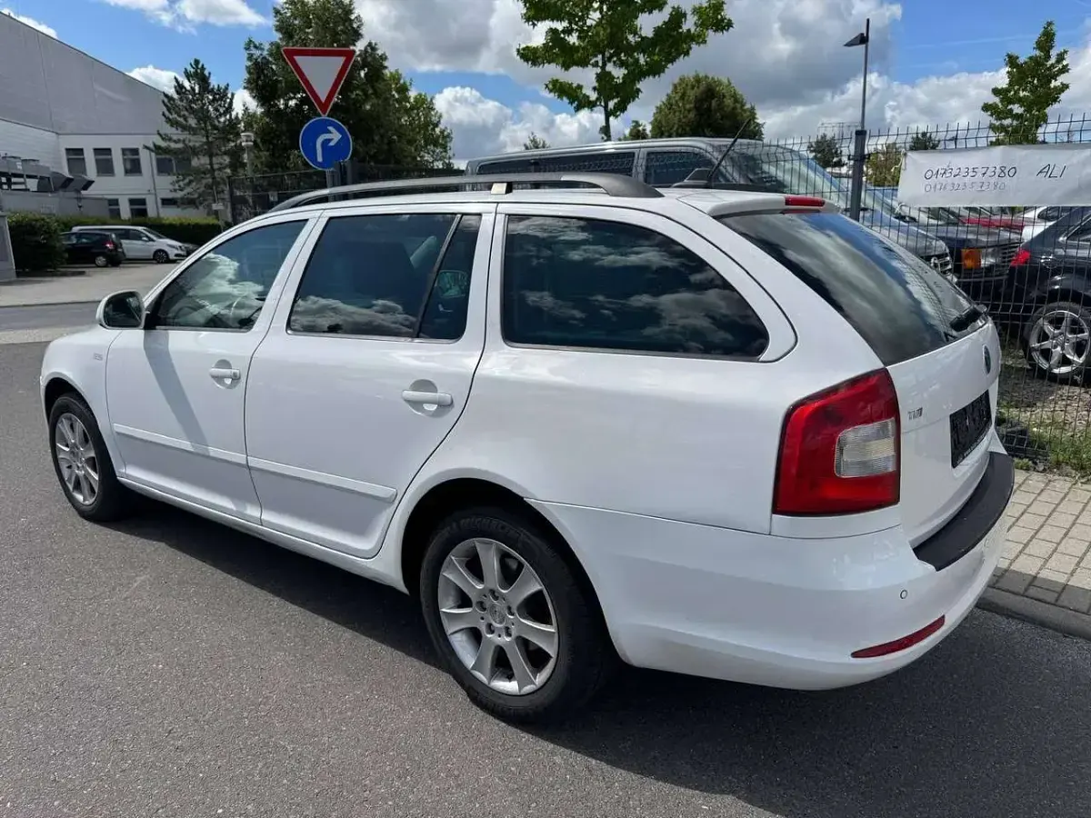 Gebraucht Skoda Octavia Family 140 PS (102 kW) 2011 Candyweiss Kombi